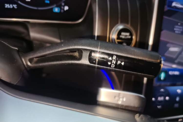 Used Mercedes-Benz GLC 2023 GLC 300 L 4MATIC Dynamic 7-Seater Gear Lever