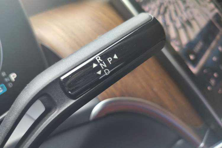 Used Mercedes-Benz GLC 2023 GLC 300 L 4MATIC Dynamic 7-Seater Gear Lever