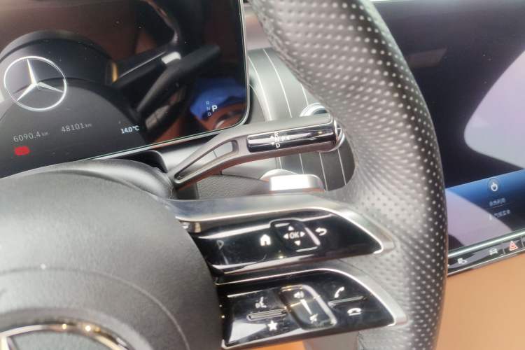 Used Mercedes-Benz GLC 2023 GLC 300 L 4MATIC Luxury 7-Seater Gear Lever