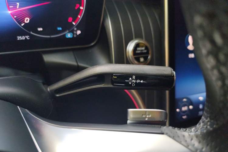 Used Mercedes-Benz GLC 2023 GLC 300 L 4MATIC Luxury 7-Seater Gear Lever