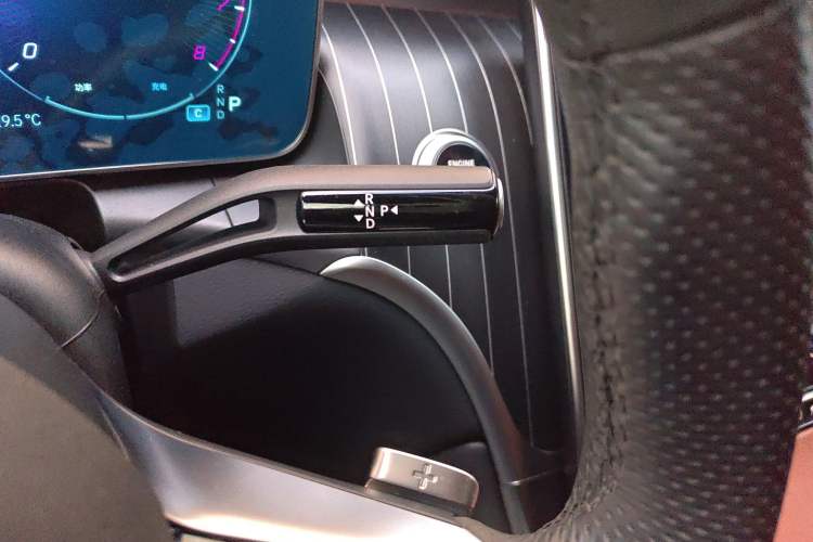 Used Mercedes-Benz GLC 2023 Refreshed GLC 300 L 4MATIC Luxury Version 7 Seats Gear Lever