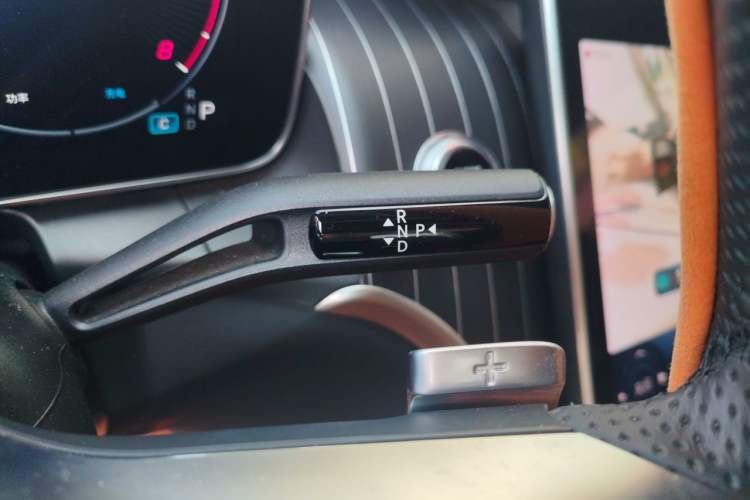Used Mercedes-Benz GLC 2023 GLC 260 L 4MATIC Luxury 7-Seater Gear Lever