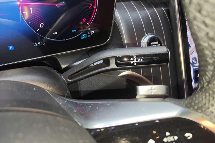 Used Mercedes-Benz GLC 2023 Facelift GLC 260 L 4MATIC Luxury Version 5 Seats Gear Lever