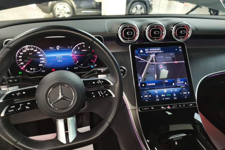 Used Mercedes-Benz GLC 2023 Facelift GLC 260 L 4MATIC Luxury Version 7-Seater Gear Lever