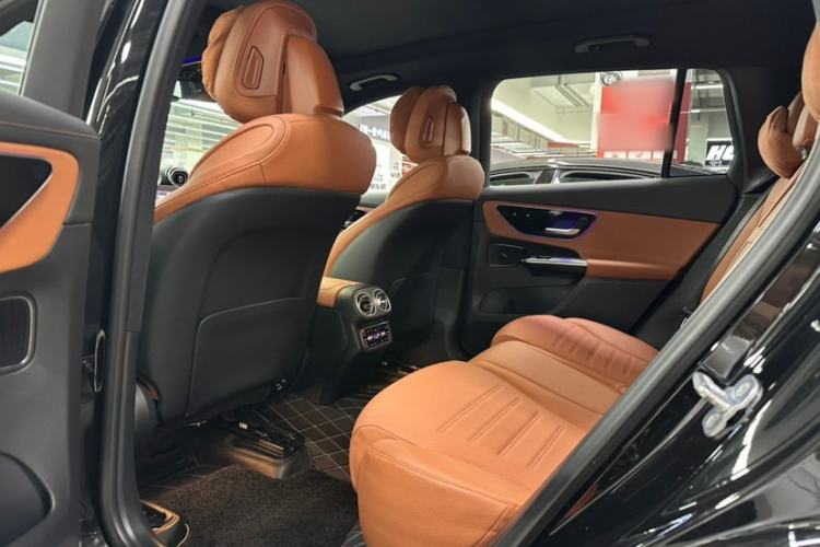 Used Mercedes-Benz GLC 2023 Facelift GLC 260 L 4MATIC Luxury Version 5 Seats Interior 3