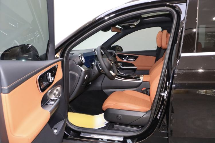 Used Mercedes-Benz GLC 2023 Facelift GLC 260 L 4MATIC Luxury Version 5 Seats Left Front Seat