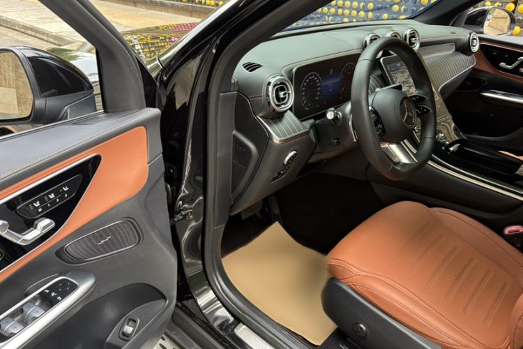 Used Mercedes-Benz GLC 2023 Facelift GLC 260 L 4MATIC Luxury Version 7-Seater Left Front Seat