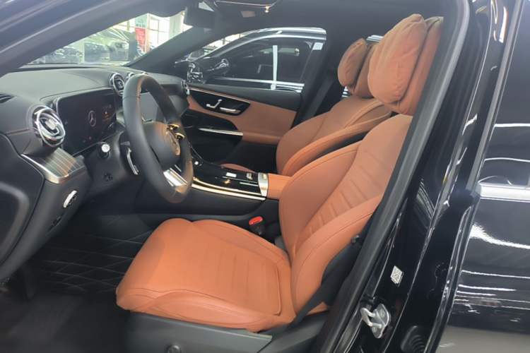 Used Mercedes-Benz GLC 2023 Facelift GLC 260 L 4MATIC Luxury Version 5 Seats Left Front Seat