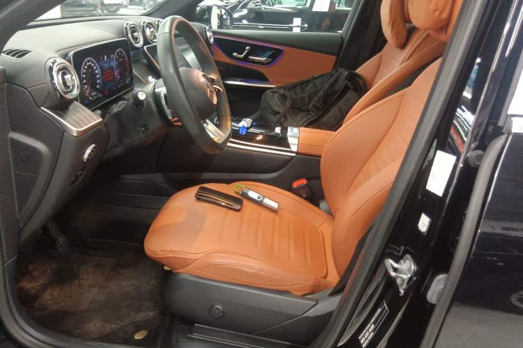 Used Mercedes-Benz GLC 2023 Facelift GLC 260 L 4MATIC Luxury Version 7-Seater Left Front Seat