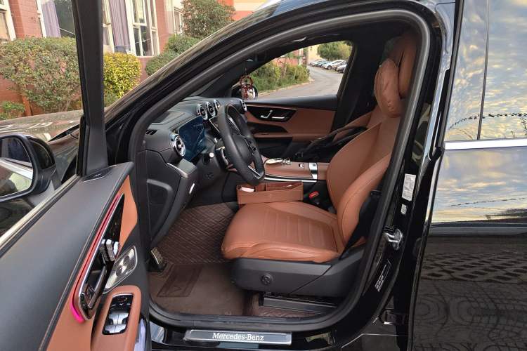 Used Mercedes-Benz GLC 2023 Refreshed GLC 300 L 4MATIC Luxury Version 7 Seats Left Front Seat