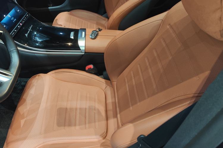 Used Mercedes-Benz GLC 2023 Facelift GLC 260 L 4MATIC Luxury Version 5 Seats Left Front Seat