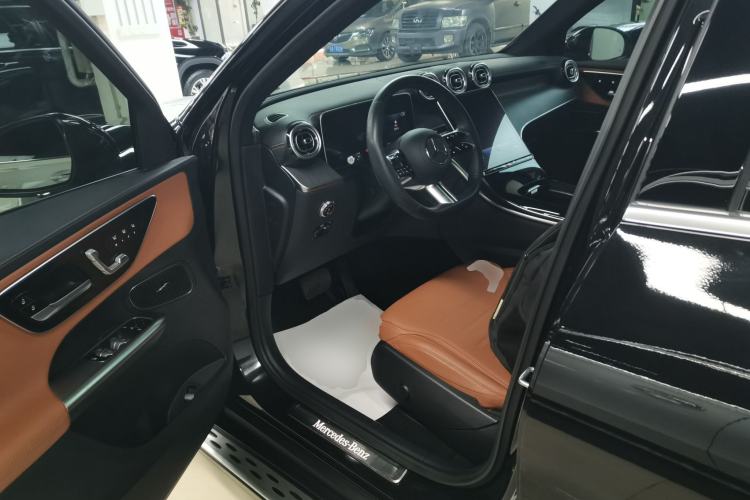 Used Mercedes-Benz GLC 2023 Facelift GLC 260 L 4MATIC Luxury Version 7-Seater Left Front Seat