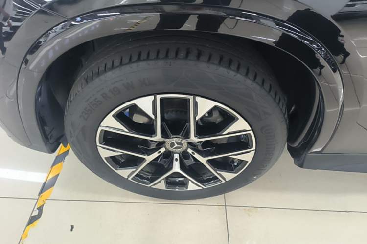 Used Mercedes-Benz GLC 2023 Facelift GLC 260 L 4MATIC Luxury Version 5 Seats Left Front Wheel Hub