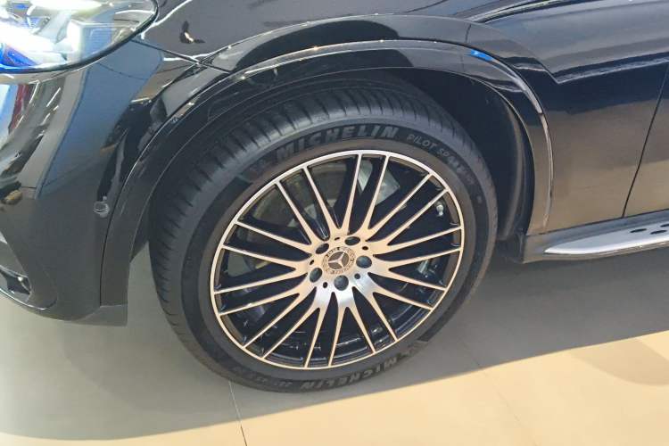 Used Mercedes-Benz GLC 2023 Facelifted GLC 300 L 4MATIC Luxury Version 5 Seats Left Front Wheel Hub