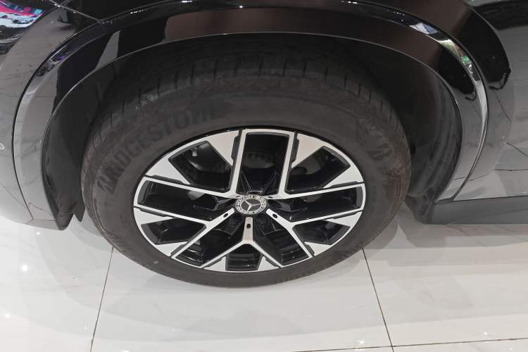 Used Mercedes-Benz GLC 2023 Facelift GLC 260 L 4MATIC Luxury Version 5 Seats Left Front Wheel Hub