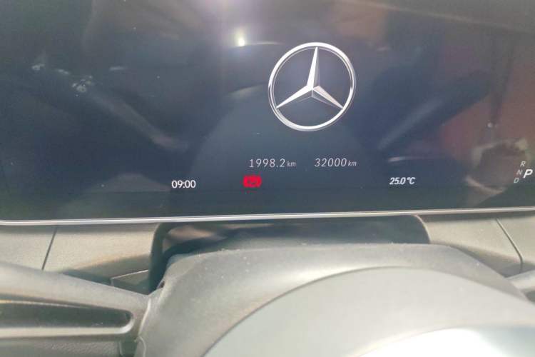 Used Mercedes-Benz GLC 2023 GLC 260 L 4MATIC Dynamic Edition 5-seater Odometer Close Up