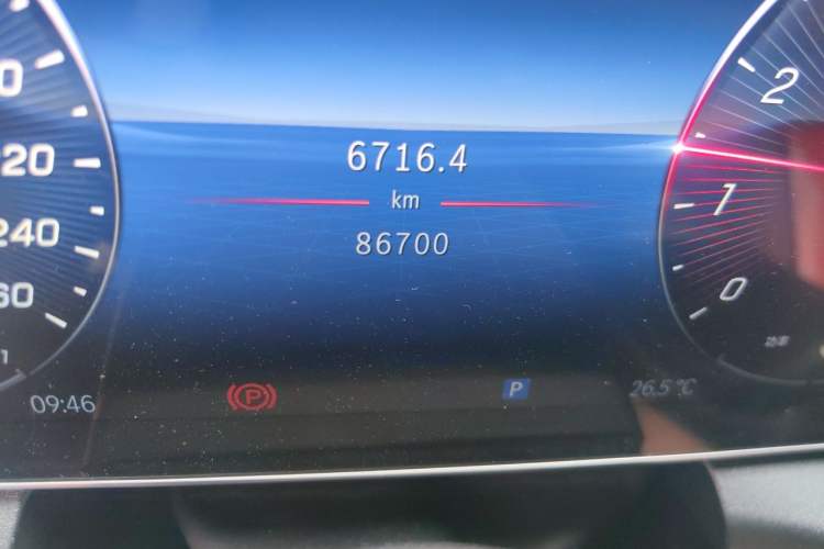 Used Mercedes-Benz GLC 2023 GLC 260 L 4MATIC Luxury 7-Seater Odometer Close Up