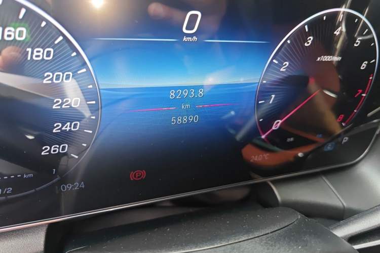 Used Mercedes-Benz GLC 2023 GLC 260 L 4MATIC Luxury 7-Seater Odometer Close Up
