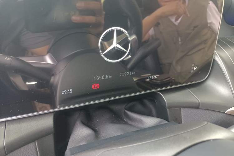 Used Mercedes-Benz GLC 2023 Facelifted GLC 300 L 4MATIC Luxury Version 5 Seats Odometer Close Up