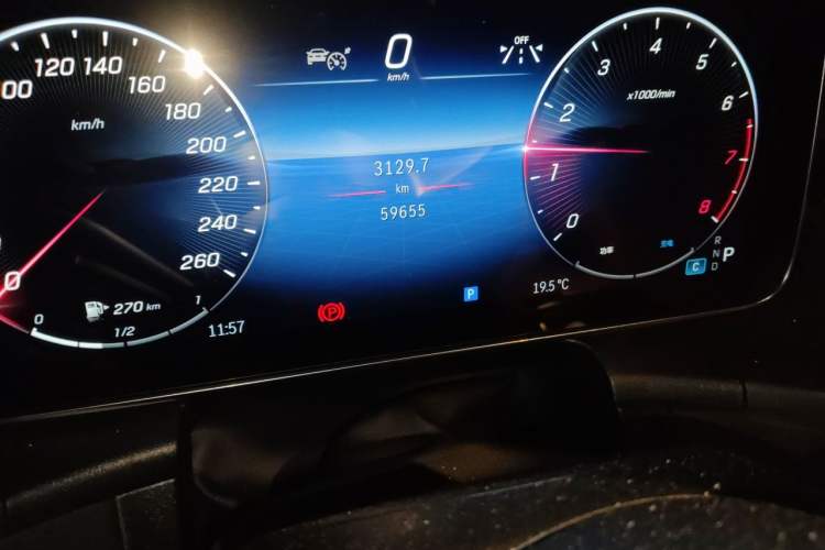 Used Mercedes-Benz GLC 2023 Facelift GLC 260 L 4MATIC Luxury Version 7-Seater Odometer Close Up