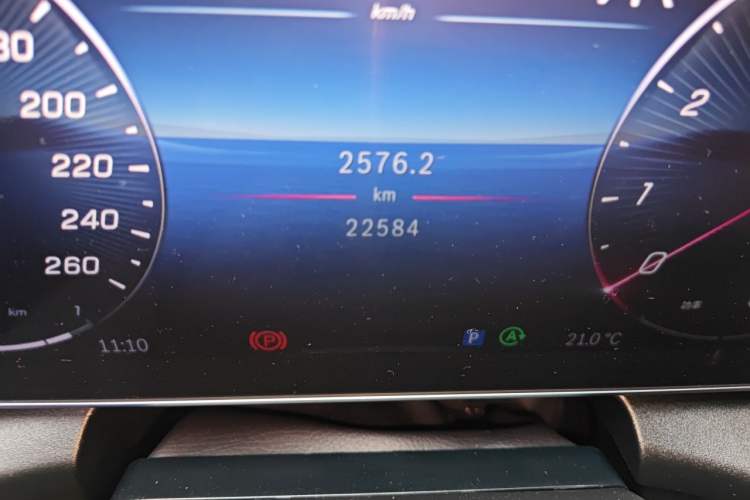 Used Mercedes-Benz GLC 2023 GLC 260 L 4MATIC Luxury 7-Seater Odometer Close Up