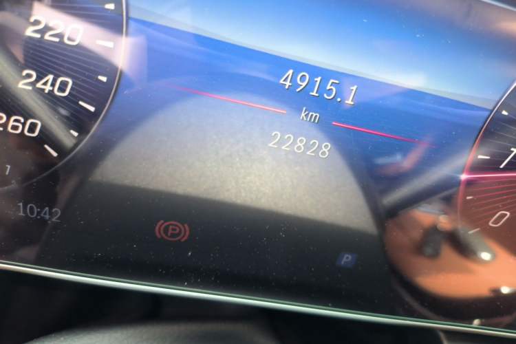 Used Mercedes-Benz GLC 2023 GLC 260 L 4MATIC Luxury Model 5 Seats Odometer Close Up