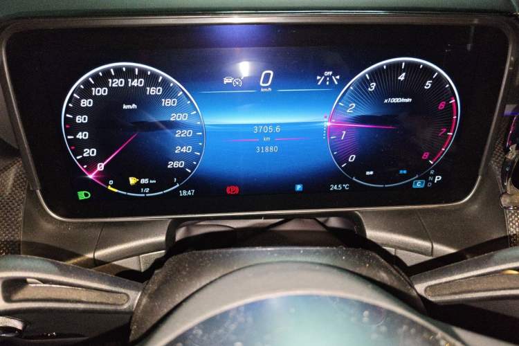Used Mercedes-Benz GLC 2023 GLC 260 L 4MATIC Dynamic Edition 5-seater Odometer Close Up
