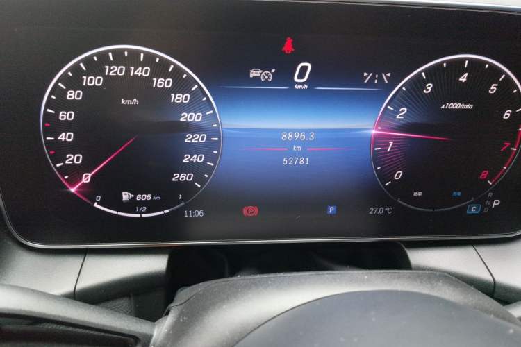 Used Mercedes-Benz GLC 2023 GLC 300 L 4MATIC Dynamic Edition 5-seater Odometer Close Up