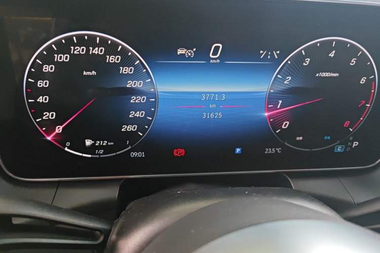 Used Mercedes-Benz GLC 2023 GLC 260 L 4MATIC Dynamic Edition 5-seater Odometer Close Up