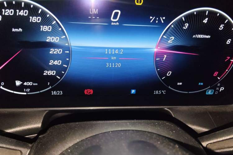 Used Mercedes-Benz GLC 2023 GLC 300 L 4MATIC Dynamic Edition 5-seater Odometer Close Up