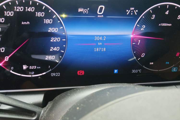 Used Mercedes-Benz GLC 2023 GLC 300 L 4MATIC Dynamic 7-Seater Odometer Close Up