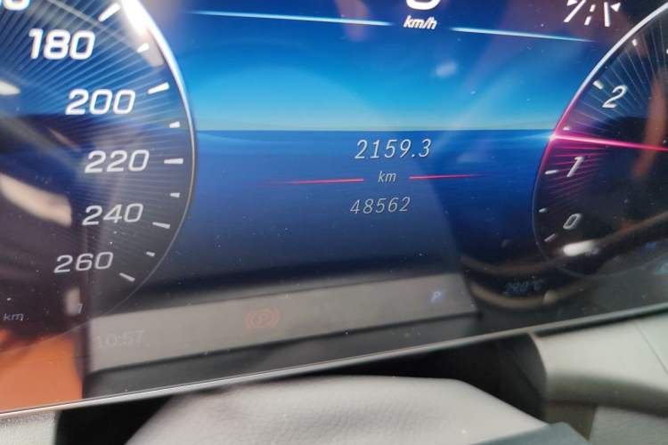 Used Mercedes-Benz GLC 2023 GLC 300 L 4MATIC Dynamic Edition 5-seater Odometer Close Up
