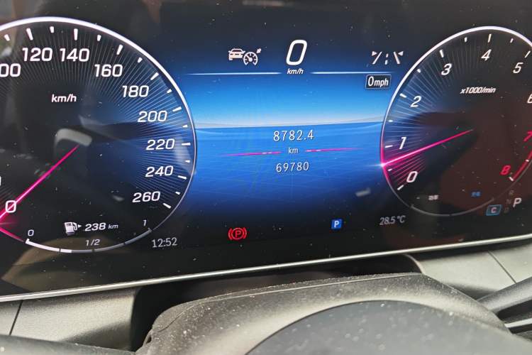 Used Mercedes-Benz GLC 2023 GLC 300 L 4MATIC Dynamic Edition 5-seater Odometer Close Up