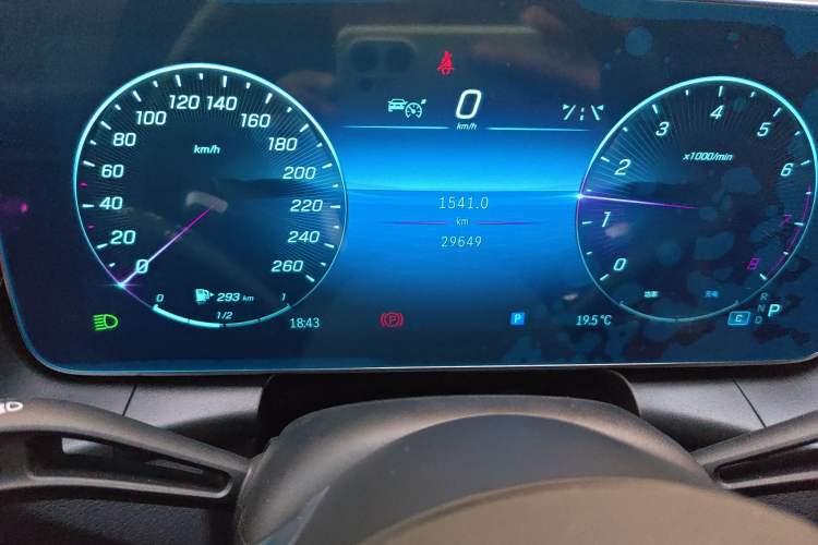 Used Mercedes-Benz GLC 2023 Refreshed GLC 300 L 4MATIC Luxury Version 7 Seats Odometer Close Up