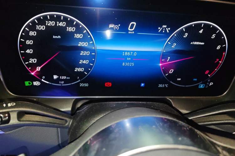 Used Mercedes-Benz GLC 2023 GLC 260 L 4MATIC Dynamic Edition 5-seater Odometer Close Up