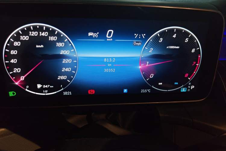 Used Mercedes-Benz GLC 2023 GLC 300 L 4MATIC Dynamic Edition 5-seater Odometer Close Up