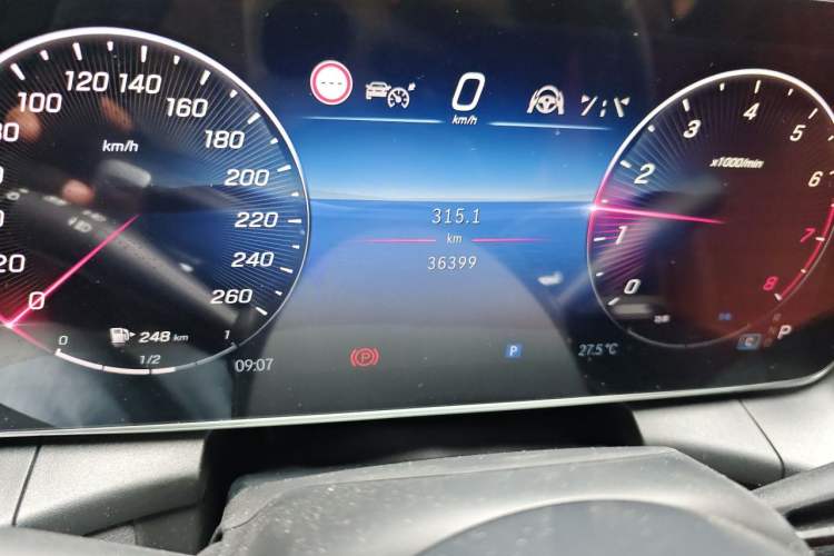 Used Mercedes-Benz GLC 2023 GLC 300 L 4MATIC Dynamic 7-Seater Odometer Close Up