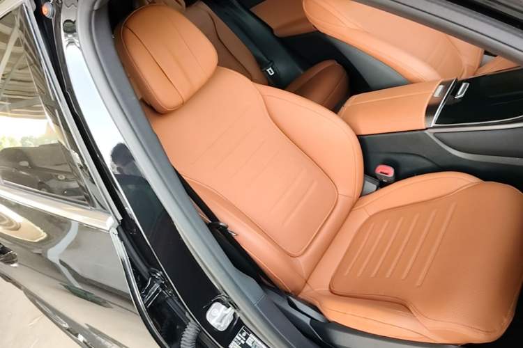 Used Mercedes-Benz GLC 2023 Facelift GLC 260 L 4MATIC Dynamic Version 5 Seats Right Front Seat