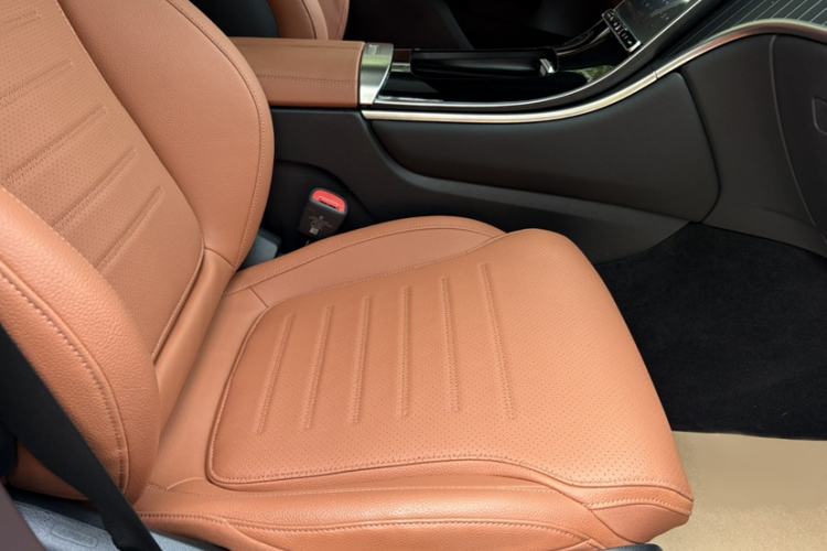 Used Mercedes-Benz GLC 2023 Facelift GLC 260 L 4MATIC Luxury Version 7-Seater Right Front Seat