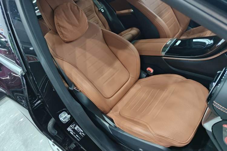 Used Mercedes-Benz GLC 2023 Facelift GLC 260 L 4MATIC Dynamic Version 5 Seats Right Front Seat
