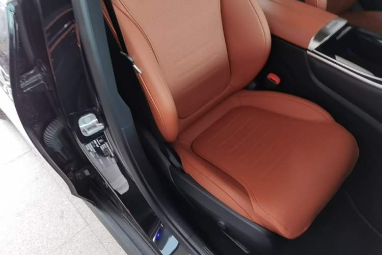 Used Mercedes-Benz GLC 2023 Facelift GLC 260 L 4MATIC Dynamic Version 5 Seats Right Front Seat