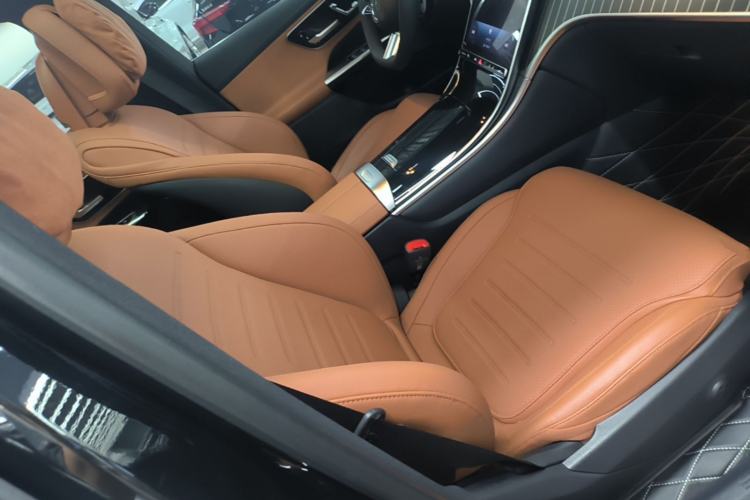 Used Mercedes-Benz GLC 2023 Facelift GLC 260 L 4MATIC Luxury Version 5 Seats Right Front Seat