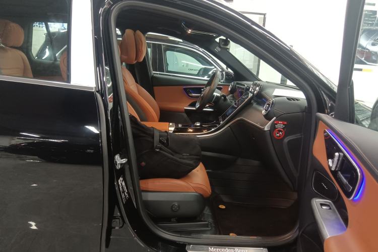 Used Mercedes-Benz GLC 2023 Facelift GLC 260 L 4MATIC Luxury Version 7-Seater Right Front Seat