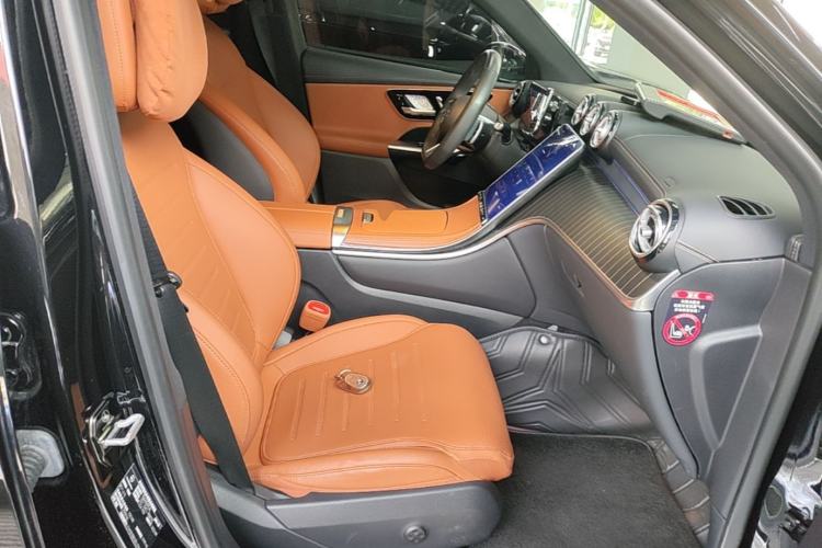 Used Mercedes-Benz GLC 2023 Facelift GLC 260 L 4MATIC Luxury Version 5 Seats Right Front Seat