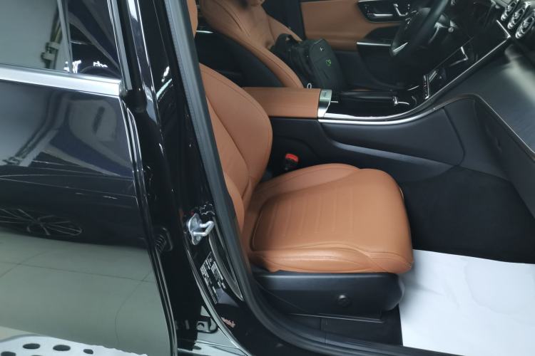 Used Mercedes-Benz GLC 2023 Facelift GLC 260 L 4MATIC Luxury Version 7-Seater Right Front Seat