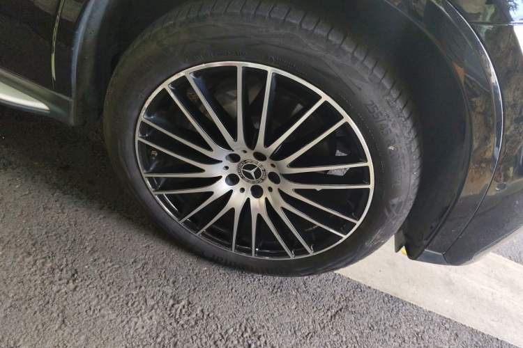 Used Mercedes-Benz GLC 2023 GLC 300 L 4MATIC Luxury 7-Seater Right Front Wheel Hub