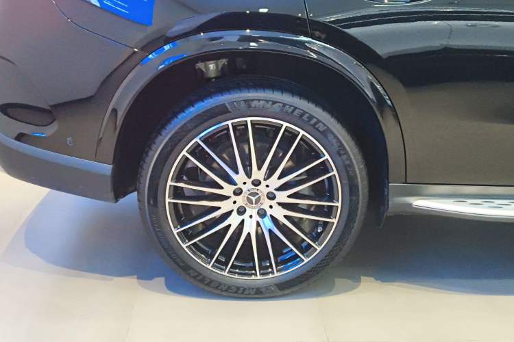Used Mercedes-Benz GLC 2023 Facelifted GLC 300 L 4MATIC Luxury Version 5 Seats Right Rear Wheel Hub