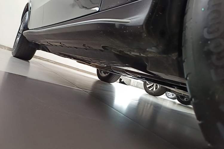 Used Mercedes-Benz GLC 2023 Refreshed GLC 300 L 4MATIC Dynamic Edition 5 Seats Right Side Sill