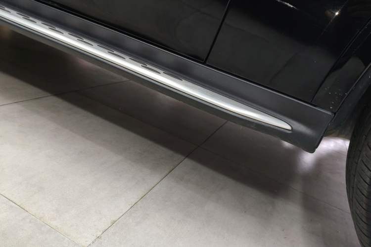 Used Mercedes-Benz GLC 2023 GLC 300 L 4MATIC Luxury Model 5 Seats Right Side Sill