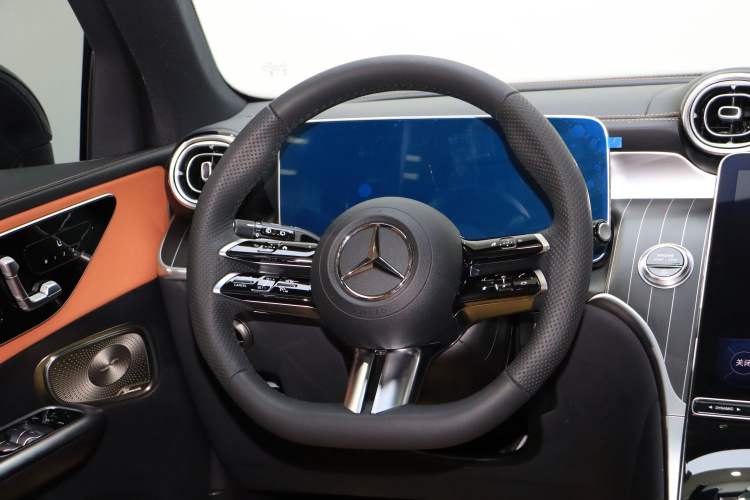 Used Mercedes-Benz GLC 2023 Facelift GLC 260 L 4MATIC Luxury Version 5 Seats Steering Wheel